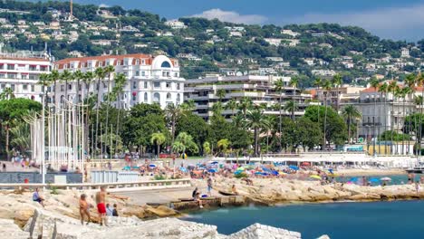 Bunte-Altstadt-und-Strand-in-Cannes-Zeitraffer-auf-Côte-d-'-Azur-in-einem-schönen-Sommertag,-Frankreich