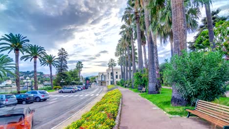 Abends-Blick-auf-Palmen-auf-der-Center-Straße-von-Beaulieu-Sur-Mer-Timelapse-hyperlapse