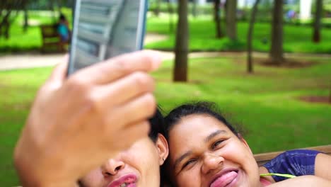 Dos-ama-de-casa-tomando-una-selfie