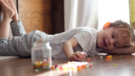 lindo-niño-jugando-con-dulces-colores