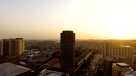 Blick-vom-Quadrocopter-auf-Fahrzeuge-Bewegung-in-der-Nähe-von-Eriwan-Rathaus,-goldene-Stunde