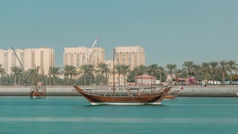 Dhows-amarran-de-timelapse-del-Parque-Museo-de-Doha-central