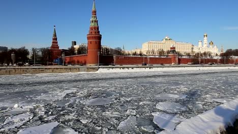 Blick-auf-den-Fluss-Moskwa-und-den-Kreml-(Wintertag),-Moskau,-Russland