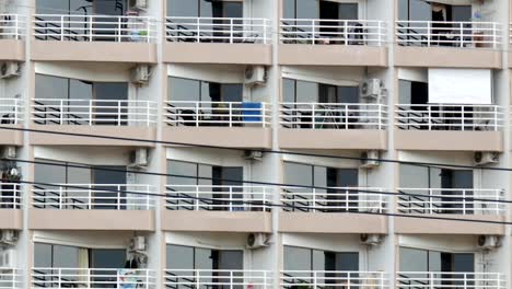 Varios-pisos-con-balcones-y-las-cosas-que-cuelgan-allí.-Varias-plantas-edificio-cerrar-vista