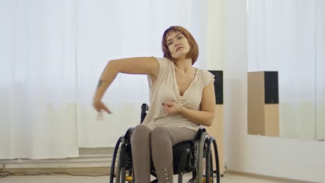 Mujer-en-silla-de-ruedas-bailando-y-hablando-con-el-coreógrafo