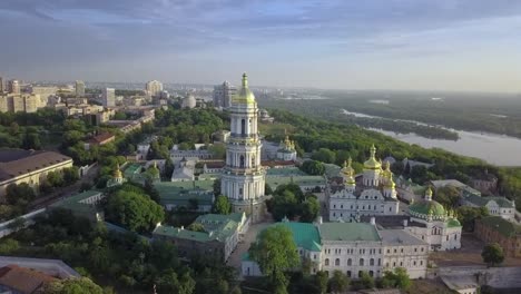 Vista-aérea-del-monasterio-de-Kiev-Pechersk-Lavra-ucraniano-ortodoxo