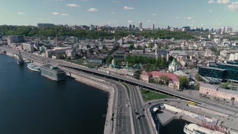 4K-Luftbild-Drohne-Fooage.-Marathonlauf-auf-der-Brücke.-Breite-Schuss.-Blick-auf-Podil-in-Kiew