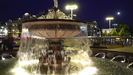 Moscú,-Rusia.-Caminata-nocturna-alrededor-de-la-fuente-en-la-Plaza-Teatralnaya