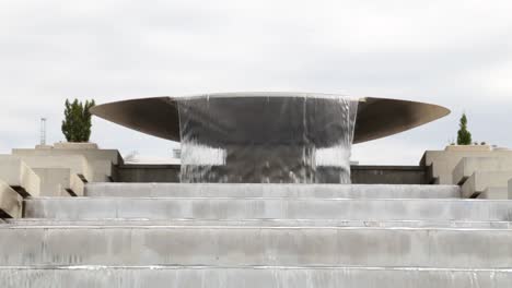 Das-Wasser-fließt-auf-den-Stufen.-Wunderschönen-Kaskadenbrunnen-Wasserfall.