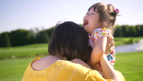 Mama-und-Down-Syndrom-Tochter-Natur-genießen