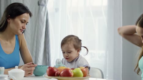 Weibliches-paar-Kleinkind-Frühstück-verleihen