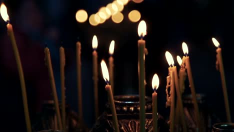 velas-encendidas-en-la-iglesia