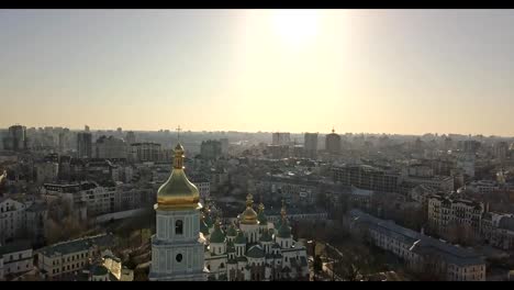 Ojo-ver-video-de-un-pájaro-de-los-aviones-no-tripulados-en-FullHD-a-Catedral-de-campana-central-Torre-Santa-Sofía-en-la-ciudad-de-Kiev,-Ucrania.-Pedestal-down-video-lento.