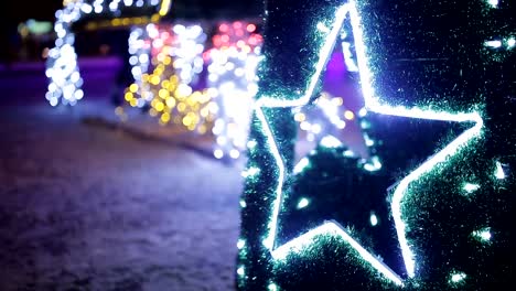 Weihnachten,-Silvester-Zeit-in-den-Stadtstraßen,-dekoriert-und-beleuchtet.