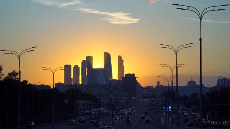 Blick-auf-die-Hochhäuser-und-Türme-der-Stadt-bei-Sonnenuntergang