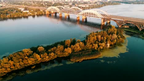 Luftaufnahme-der-Stadt-Kiew,-Ukraine.-Dnjepr-mit-Brücken.-Darnitskiy-Brücke.-Poznyaki-Bezirk-im-Hintergrund