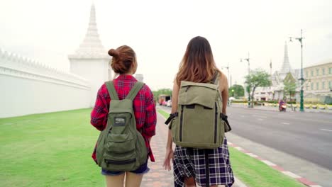 Slow-Motion---Reisen-Reisende-Backpacker-asiatische-Frauen-Lesben-LGBT-Paar-in-Bangkok,-Thailand.-Glücklich,-junge-weibliche-Ausgaben-Urlaubsreise-in-erstaunliche-Wahrzeichen-und-genießen-Sie-ihre-Reise-in-traditionellen-Stadt.