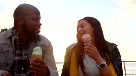 Feliz-pareja-interactuando-con-los-demás-en-un-día-soleado-4k