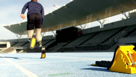 Behinderte-Menschen,-die-athletische-laufen-auf-einem-Laufband-4k