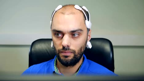 Front-view-of-a-man-wearing-a-bio-signal-EEG-headset