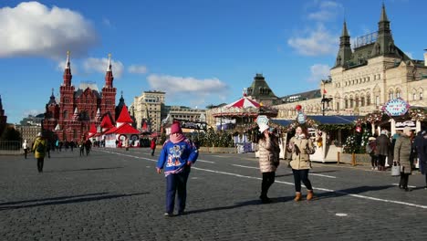 People-walk-in-the-center-of-Moscow.