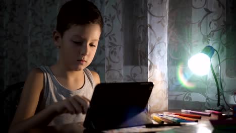 Kind-benutzt-Tablet-für-das-Studieren,-Boy-Writing-Homework-in-Night-Internet-Usage-FullHD