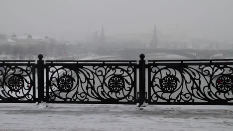 Spaziergang-auf-schneebedeckten-Moskau