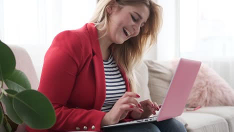 Geschäftsfrau-benutzt-Laptop-zu-Hause