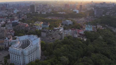 Vista-aérea-del-monasterio-de-San-Miguel-de-oro-abovedado,-el-Ministerio-de-Asuntos-Exteriores-y-la-Catedral-de-Santa-Sofía-en-Kiev,-Ucrania