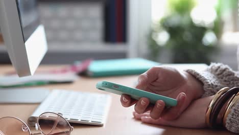 Junge-Frau-prokrastelt-ihr-Smartphone