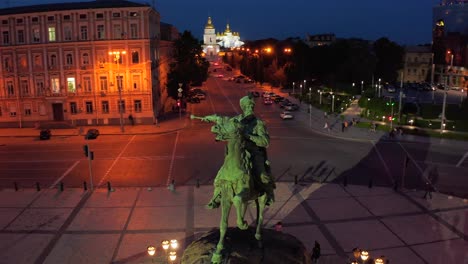 Vuelo-nocturno-alrededor-del-monumento-a-Bogdan-Khmelnitsky-en-Kiev