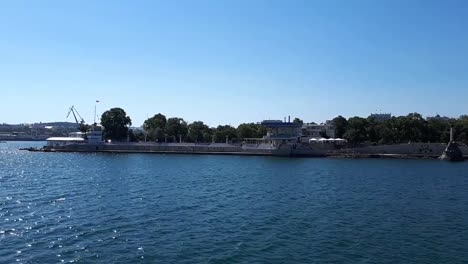 Video-der-Aussicht-auf-Seastopol-es-Primorsky-Boulevard-von-einem-fahrenden-Boot,-Schwarzes-Meer