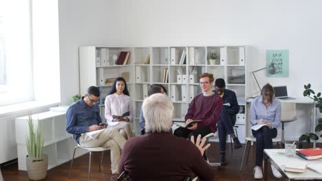 Schüler-hören-Lehrer-und-nehmen-Notizen