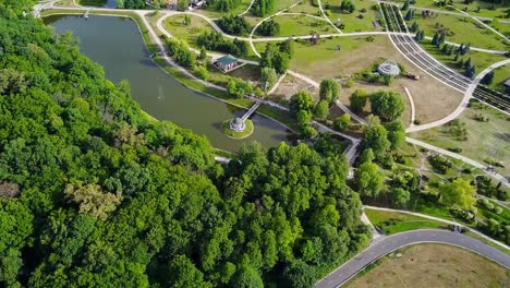 Luftaufnahme-des-schönen-Parks-mit-See