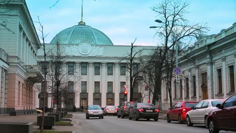 Das-Parlamentsgebäude-der-Ukraine.-Wahlen-zu-Werchowna-Rada-Hintergrund.-Blick-von-oben-auf-hrushevsky-Straße