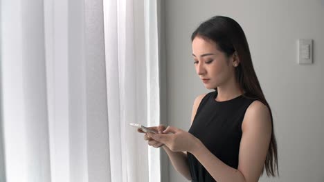 Mujer-Asiática-Joven-Usando-Smartphone