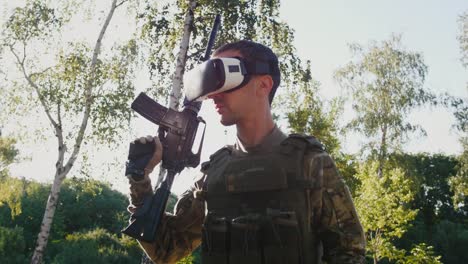 Soldat-mit-Gewehr-trägt-Virtual-Reality-Brille-im-Freien