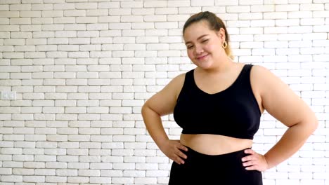 Portrait-of-overweight-young-woman-in-sportswear