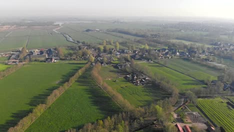 Luftaufnahme-kleines-schönes-Dorf-in-Holland.-Fliegen-über-die-Dächer-von-Häusern-und-Straßen-eines-kleinen-Dorfes-in-Holland.