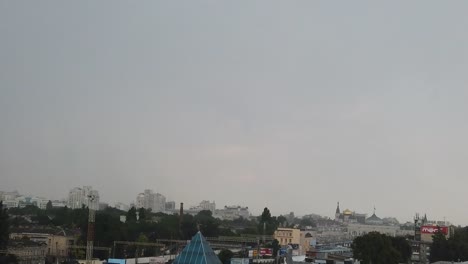 Relámpago-sobre-la-ciudad-durante-una-tormenta-eléctrica.