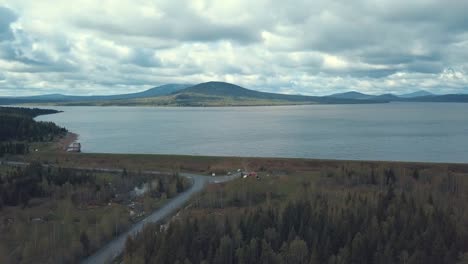 Ein-schöner-breiter-Fluss-in-der-Nähe-der-Straße,-Feld-und-Wald.-klammern.-Schöner-Tag-zum-Campen