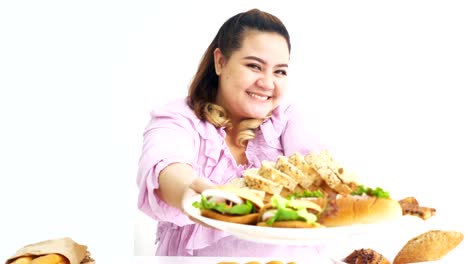 Frauen-Plus-Größe-laden-zum-Brot-und-Hamburger-essen.