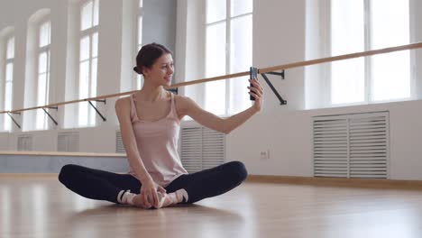 Junge-Ballerina-macht-Selfie