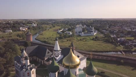 Flug-über-das-Erlöserkloster-des-Heiligen-Euthymius-in-Susdal.-Luftaufnahme-des-alten-russischen-Klosters.-Vladimir-Oblast.-Russland