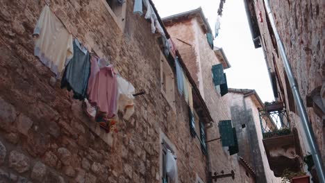 Ropa-seca-después-de-la-lavandería-en-el-casco-antiguo