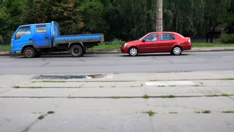 Zeitraffer-von-Fußgängern-und-Fahrzeugen-in-der-Stadt