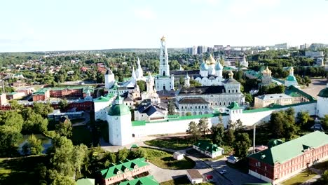 Luftaufnahme-des-architektonischen-Ensembles-der-Dreifaltigkeit-Lavra-von-St.-Sergius