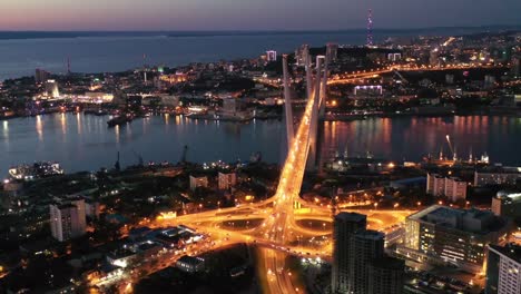 Wladiwostok,-Russland.-Luftaufnahme-der-Nachtlandschaft-mit-Blick-auf-die-Goldene-Brücke.