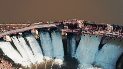 Vista-aérea;-drone-moviéndose-sobre-el-antiguo-depósito-de-agua