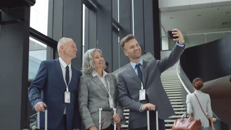 Drei-Kollegen-machen-Selfie-am-Flughafen